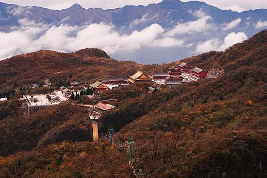張家界天門山寺上空驚現雲中佛祖聖像